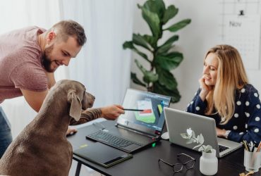 Lavorare in ufficio accanto al proprio cane: i vantaggi di una tendenza in crescita